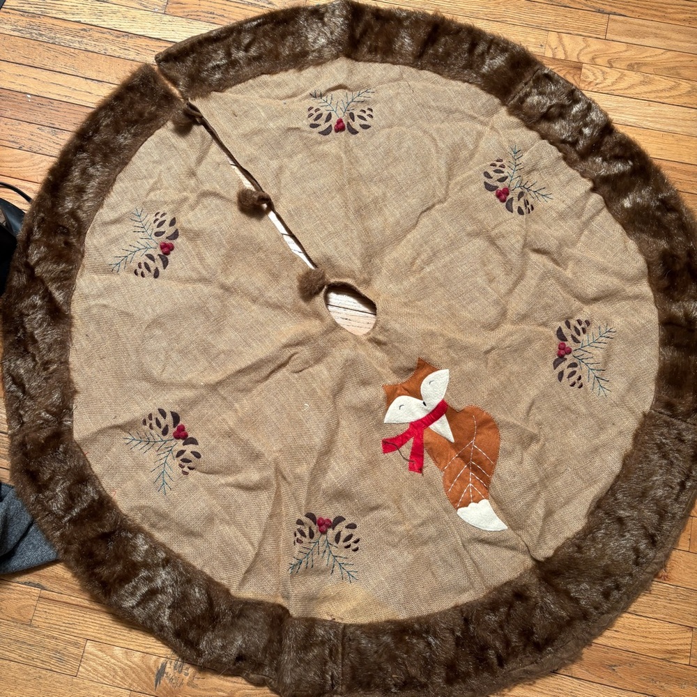 🎄 2/$40 SALE Brown Faux Fur Trimmed Tree Skirt with Fox Design